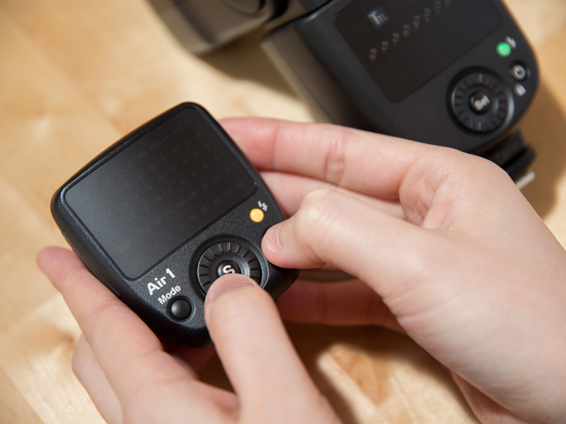 Air1も同様にSボタンと電源ボタンを同時に3秒間長押した後にボタンから指を離す。Di700Aのピープ音が鳴り止みDi700AとAir1のテスト発光ボタンが点灯したらペアリング完了。