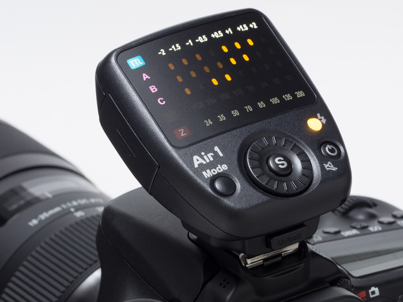 Air1からA/B/CグループそれぞれのDi700Aをコントロール可能。これはTTLオート調光モードの表示。Air1で設定した補正値が即時にDi700Aに反映される。