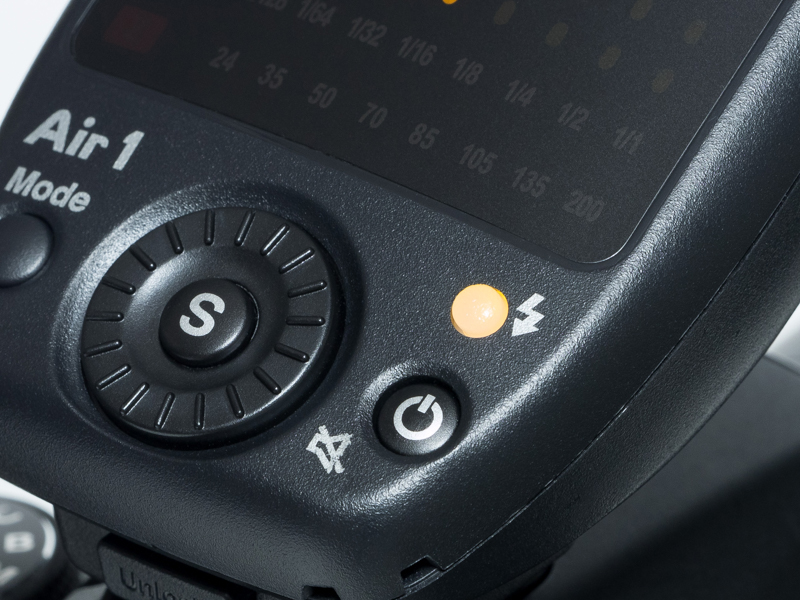 設定完了時のピープ音は鳴らさないように設定することも可能。Air1が電源ONの状態で、Air1の電源ボタンを長押ししてON（オレンジ色。写真上）/OFF（白色。写真下）を切り替える。