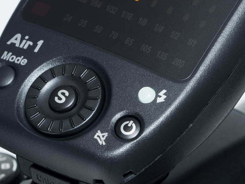 設定完了時のピープ音は鳴らさないように設定することも可能。Air1が電源ONの状態で、Air1の電源ボタンを長押ししてON（オレンジ色。写真上）/OFF（白色。写真下）を切り替える。