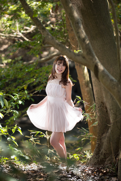 薄暗い森の中だが、ストロボによってモデルを浮き立たせることができた。スカートの透過光も美しい。EOS 5D Mark III / 1/125秒 / F2.8 / 0EV / ISO200 / マニュアル / 193mm