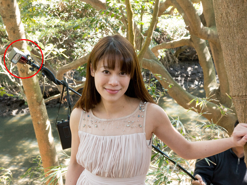 「オフカメラフラッシュ」とは、ストロボをカメラから離して発光させる手法だ