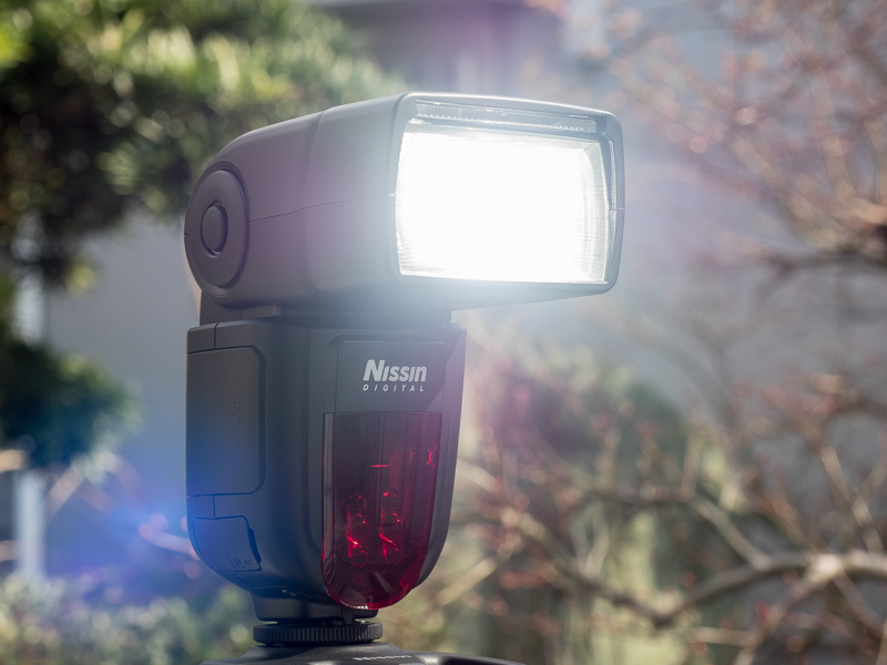 光通信式のワイヤレスストロボは屋外の直射日光の下では信号を正しく受け取れないことがよくある。屋外でも確実に発光できるのも電波式ワイヤレスストロボの強みだ。