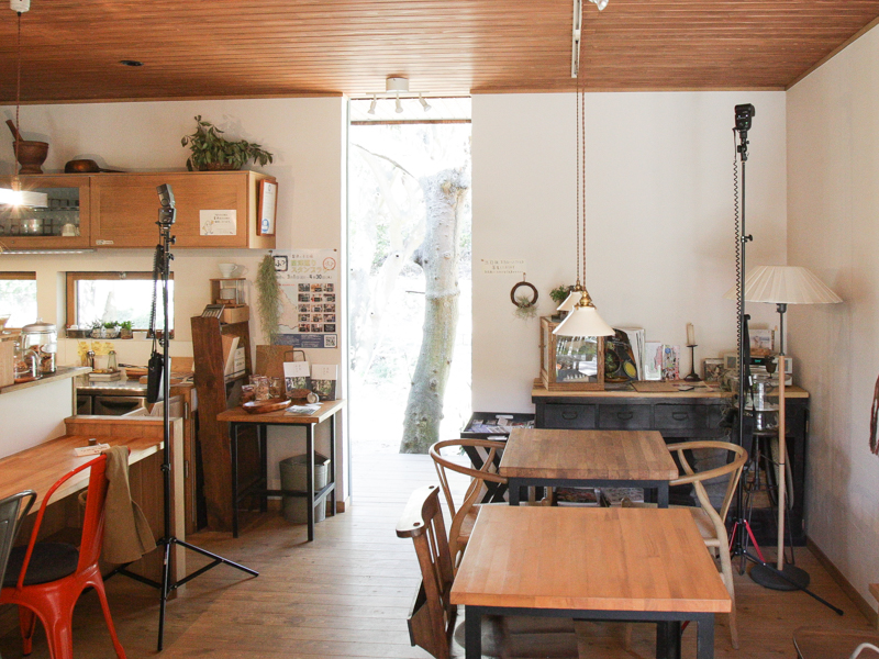 一方、室内を明るくするためDi700Aを2灯設置。左側は天井バウンス、右側は壁にバウンスした。