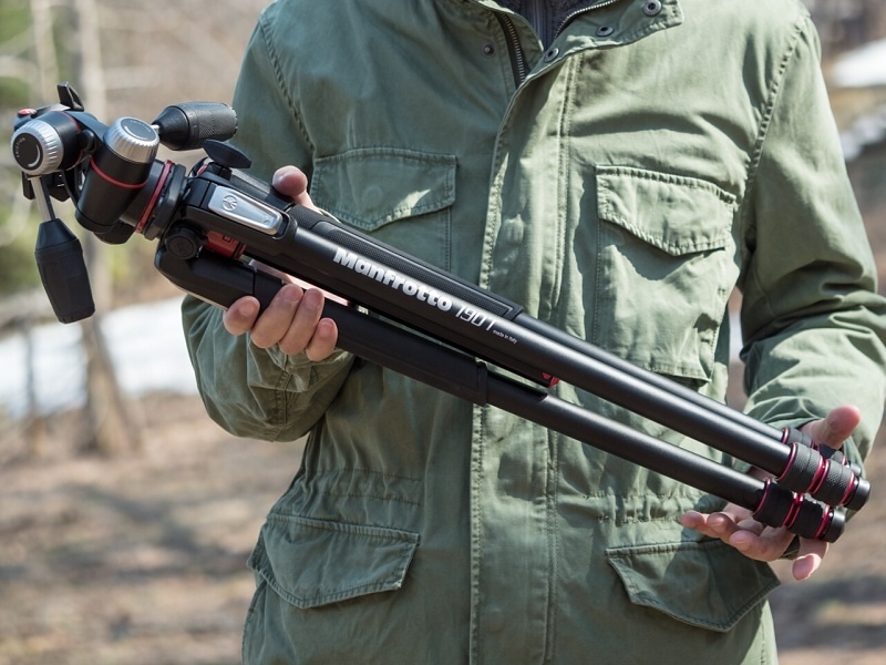 190Tシリーズは、マンフロットとしてはとてもめずらしいナットロック式。カーボンとアルミ、3段と4段の計4タイプがラインナップされている。