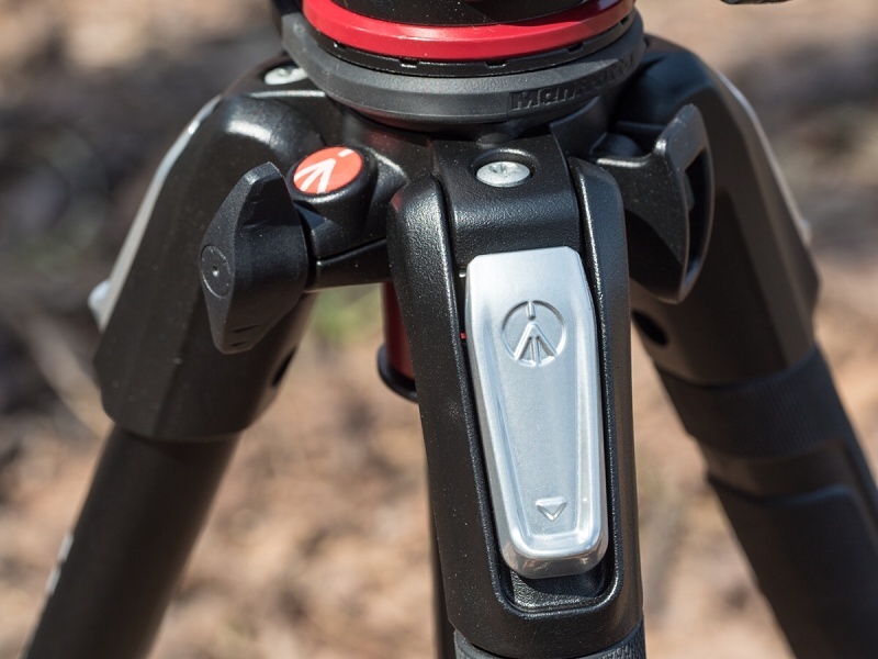 脚の付け根のシルバーのレバーを引き下げながら開脚する。開脚角度は、25/46/66/88度の4段階。