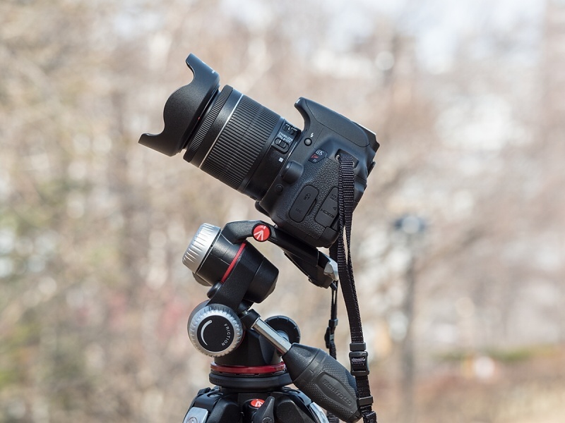 この雲台の欠点は、上方向が約30度までしか動かせないところ。建物などを見上げて撮りたいときなどには可動範囲が足りなくなるのだ。