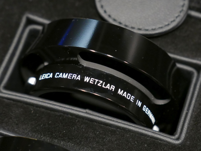 オリジナルにならい、フードは外付け式に