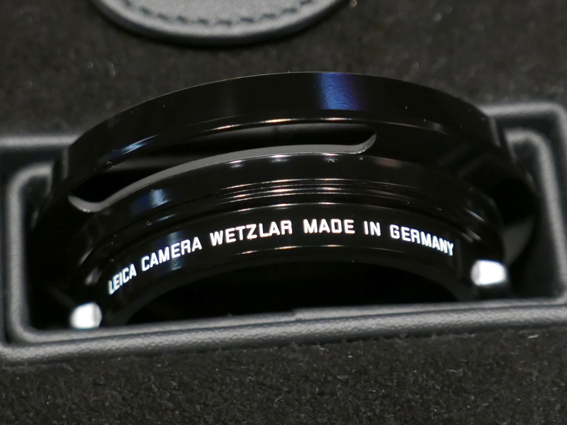 通常品では角形フードだが、限定モデルだと丸形スリットタイプ。どちらも捨てがたい