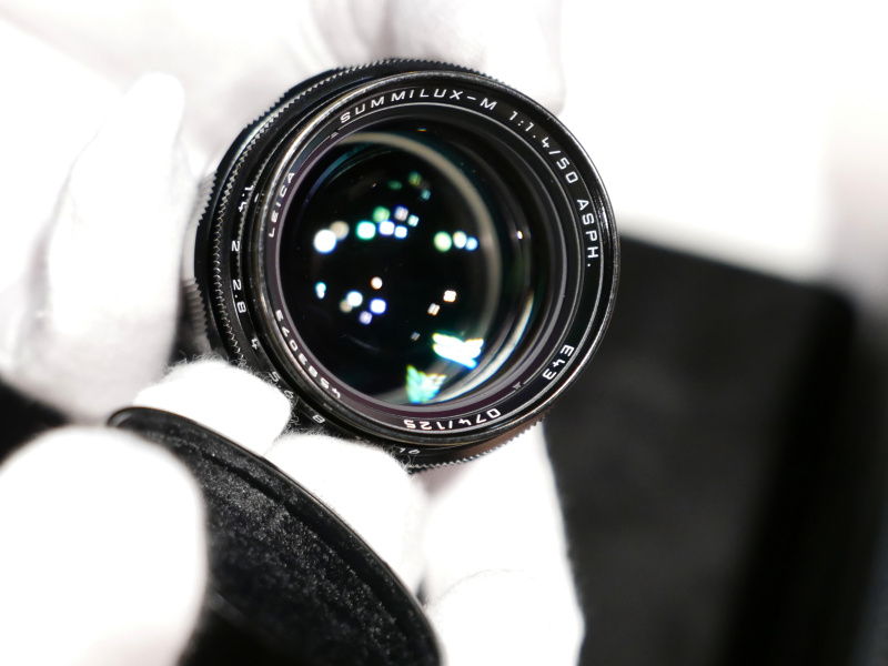 通常品と異なり、1959年登場の初代ズミルックスをイメージしたデザインの鏡胴。レンズ系は現行ASPH.と同じだが、フィルター径が通常モデルの46mmと異なっている