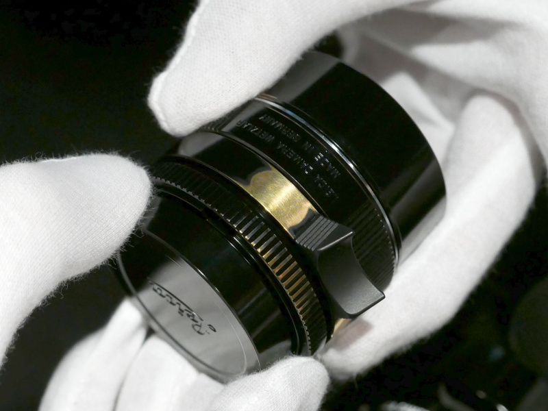 ピントレバー周辺。指掛けをつまんで操作する人を想定したであろう、この剥がし方