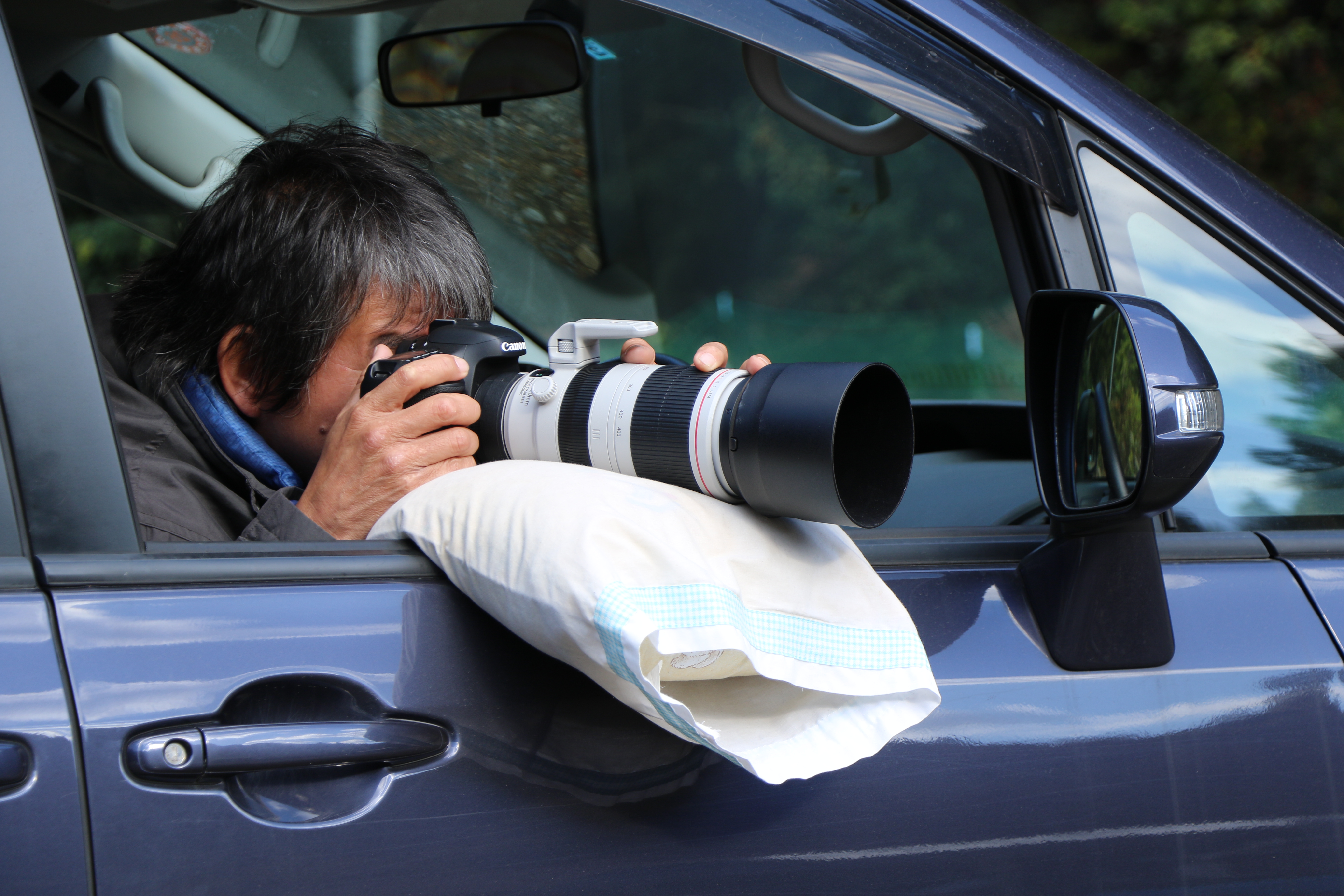 意外に思うかもしれないが、窓枠に載せたソバ殻の枕や小豆で作ったビーンズバックだと安定感がある