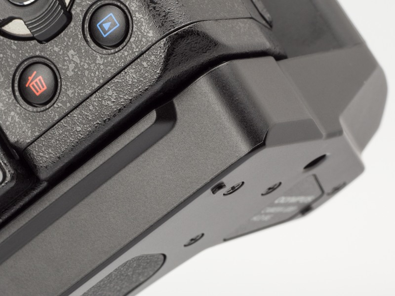 この角のところが右手のひらの親指の付け根あたりに食い込んできてちょっと痛い。このあたりは人にもよるだろうけれど。