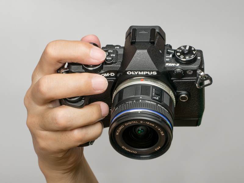 普通にホールドすると上面のボタンには指が届かない。ので、苦肉の策がこちら。慣れは必要だが、Fnボタンなどにはずっとアクセスしやすくなる。