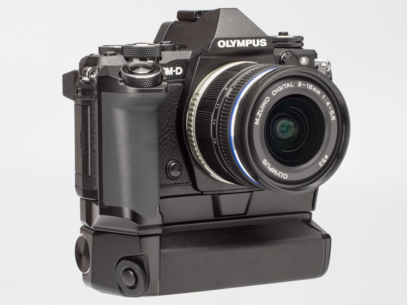 バッテリーホルダーHLD-6Pも装着した状態。ホールド性、縦位置での操作性はばっちりだが、ちと大げさになってしまうのが難点である。