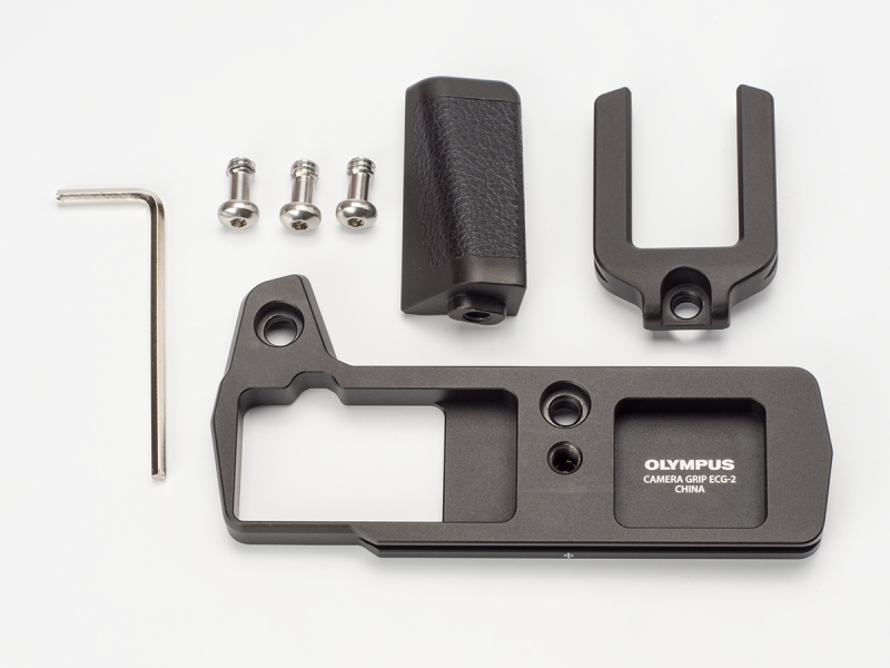 ベース部とグリップ部、縦位置取り付け部をネジで組み立てる方式。