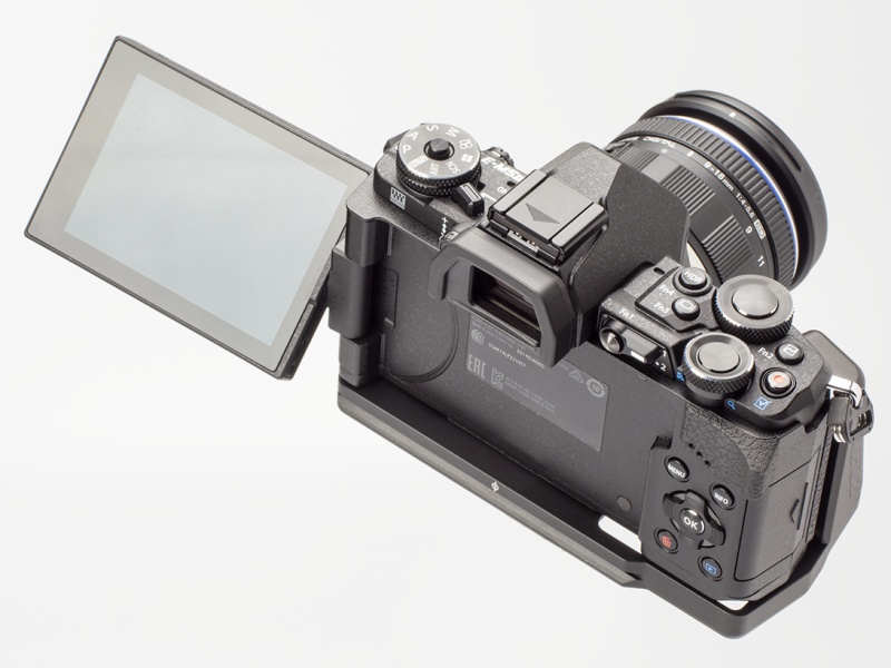 縦位置取り付け部を取り外すと、液晶モニターはフリーになる。付けておかなきゃいけない理由がないなら外しちゃおう。