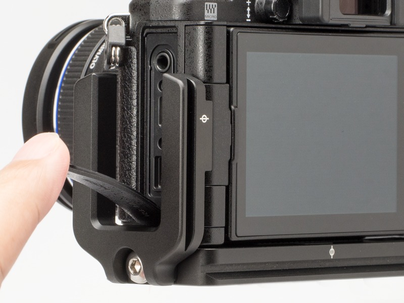 縦位置取り付け部を付けた状態でも、端子類へのアクセス性は確保されている。不便そうではあるけれど。