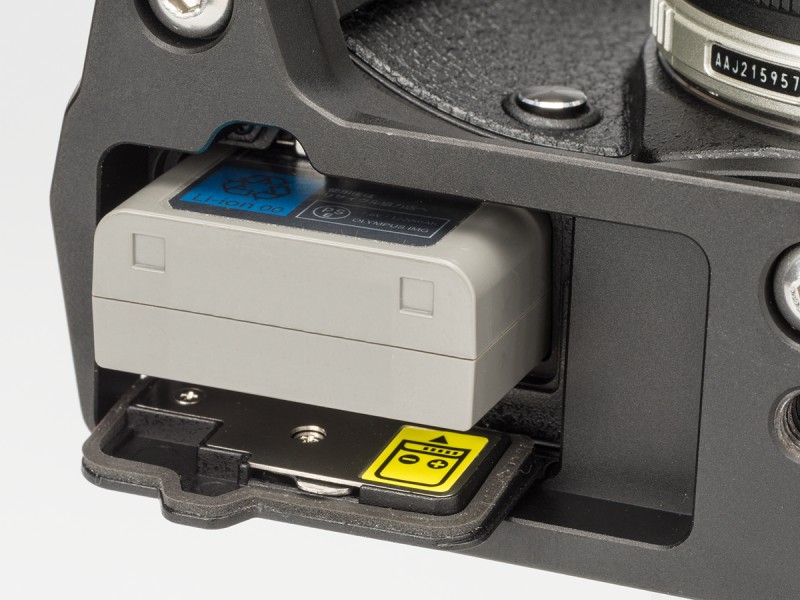 取り付けたままバッテリーの交換ができるのはいいところ。というか、できないのが不便なのだ。