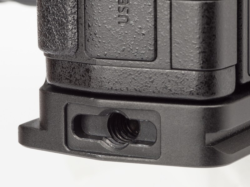 縦位置取り付け部を付けないと、こんなふうに穴が開いたままになる。ここに付けるカバーがあるともっとよかったのにねって思う。