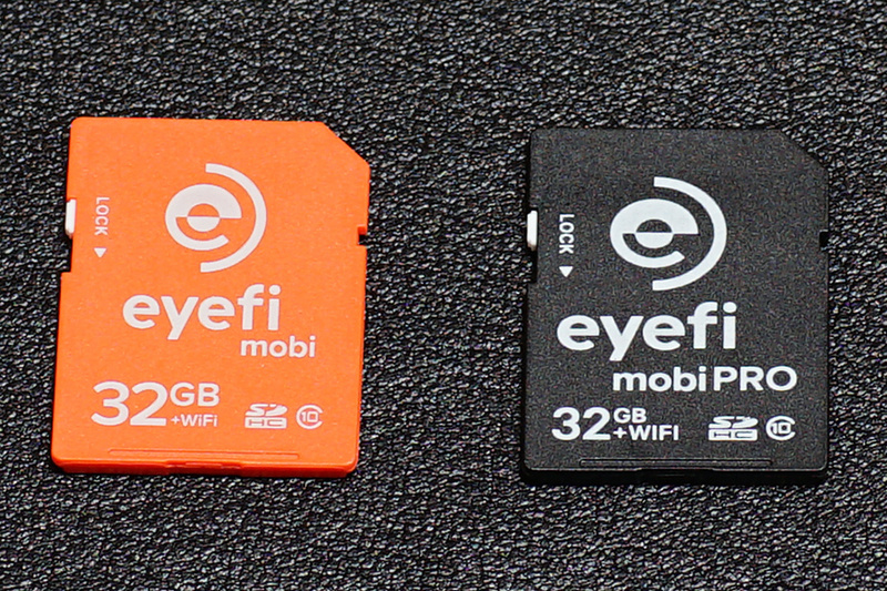 右側の黒いカードがEyefi Mobi Pro。「プロ」＝「玄人」というイメージから選ばれた色なのかは定かでない。