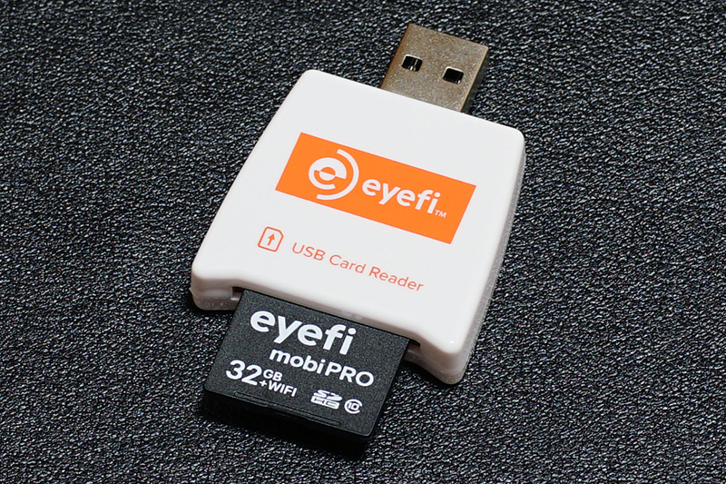 付属のUSBカードリーダー。選択転送やWi-Fiルータ経由での転送などの、パソコンでの設定時に利用する。