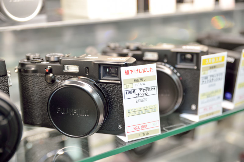 FUJIFILM X100Sのブラックリミテッドエディションもレギュラーモデルよりも買い取りの相場は高い。