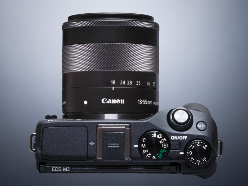 EVF対応にともなって、新たにホットシューカバーが標準付属する