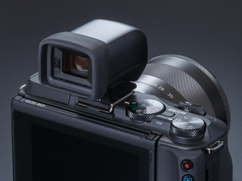 236万ドットと表示の精細感は高く、見やすさは上々。上に90度のチルト可動に対応する点も便利だ