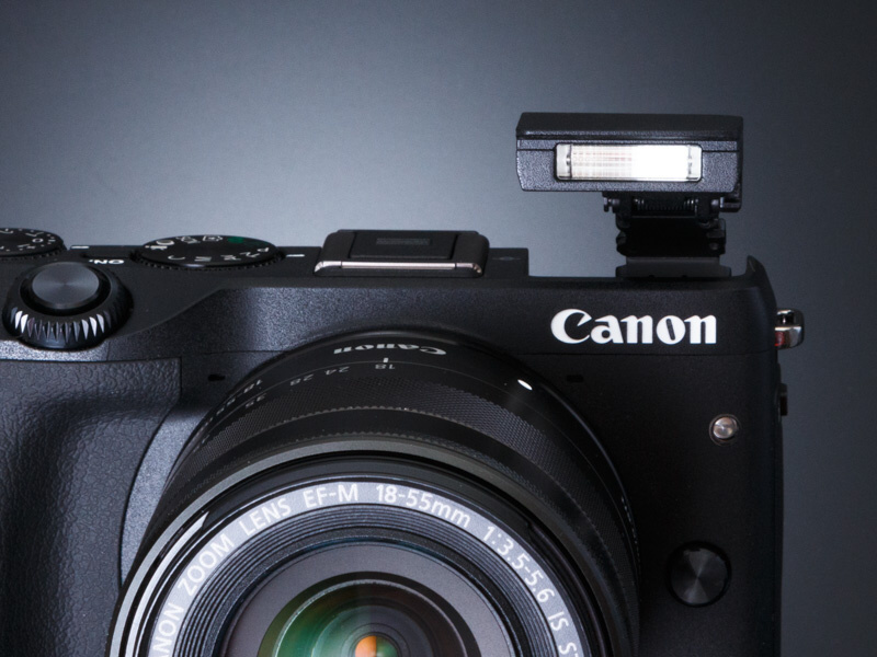 側面のスイッチを押すと、勢いよく内蔵ストロボが飛び出す。非公式の使い方だが、発光部を上に向けることも可能だ。内蔵ストロボに外部ストロボのコマンダー機能ははない