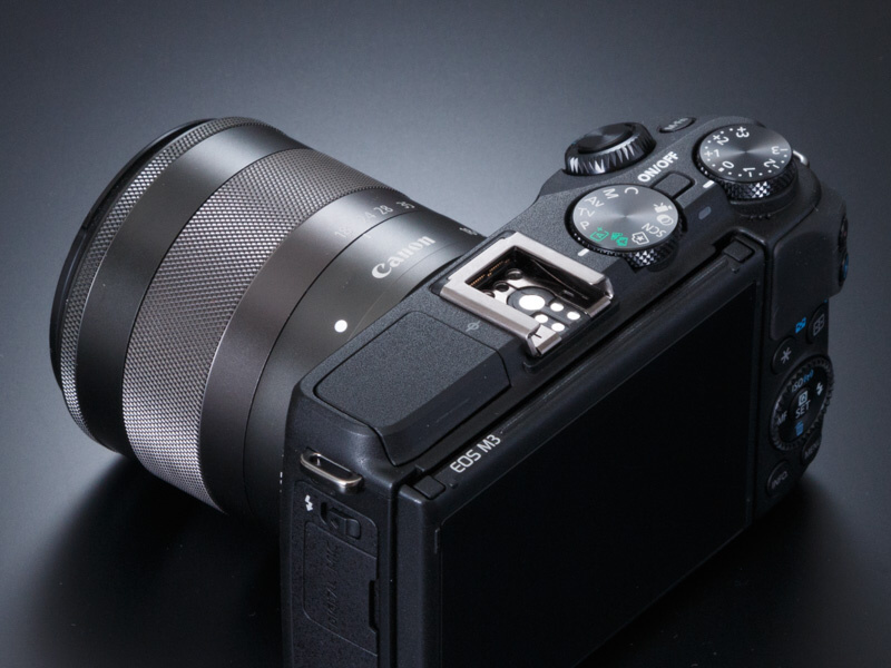 天面のアクセサリーシューには、EVFのほか、外部ストロボや外部ストロボ用のトランスミッターなどを装着できる