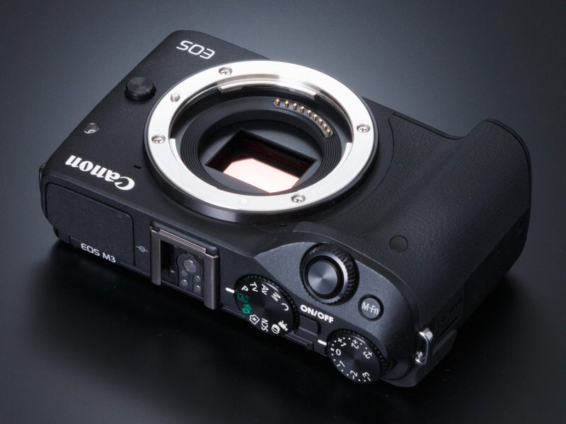 キヤノンEF-Mマウントを採用。専用のEOS Mレンズはまだ種類が少ないが、アダプター経由で豊富なEFレンズとEF-Sレンズが使えることはメリットだ