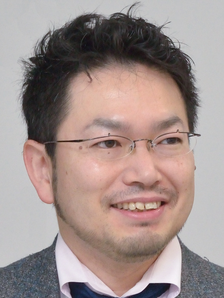 安藤 稔氏<br class="">株式会社タムロン 光学開発本部 本部長<br class="">「前群を緩やかな角度で光を導く形状にし、2枚目にガラスモールド両面非球面レンズを配置したことが高画質化ポイントです」