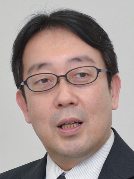 佐藤浩司氏<br class="">株式会社タムロン 映像事業本部 商品企画部 部長<br class="">「高画素化に対応できる高画質な超広角ズームを実現するため、タムロンの最新技術を投入し光学性能の良さを追求しました」