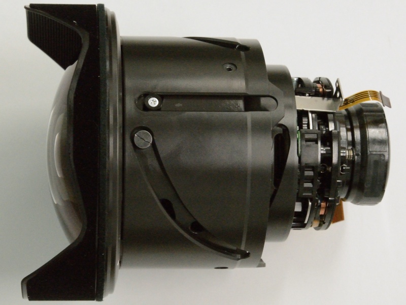 <strong class="">ガタツキの少ない金属製の鏡筒</strong><br class="">鏡筒はアルミ素材を採用。大きく重い前玉を精度良く支持するため、鏡筒が多層に重なっているのが分かる。また、前群のレンズ間にホコリが混入しにくい構造にもなっている