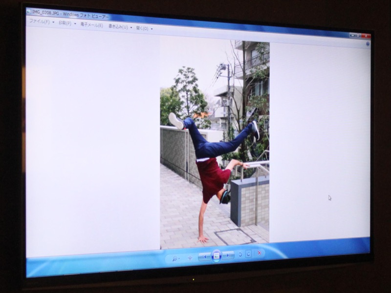 東京の裏道を歩いていると、外国人が突然、ダンスをし始めた。（4月12日開催のギャラリートークショーより）。