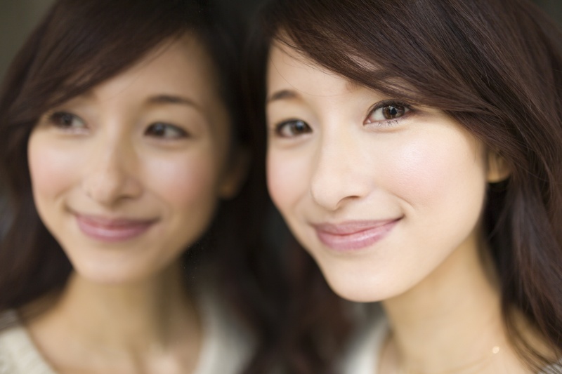 冬の斜光では逆光で撮ることが多くなるが、これは順光で撮影。地下に入る駐車場の入口できれいに回った光を利用している。鏡に映り込んだ鏡像のボケと、顔がなだらかにぼけていく様子がたまらない。キヤノンEOS-1D X / シグマ35mm F1.4 DG HSM / F1.4 / 1/250秒 / ISO400 / WB：オート