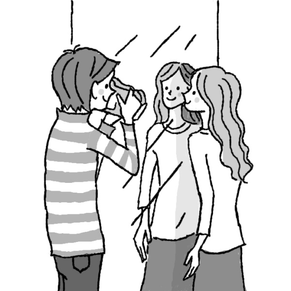 撮影したのは地下が駐車場になっているビルのエントランス。入口はミラー状に装飾されていて、全身が写る鏡のよう。モデルは光の方を向くことによって、顔が明るくなる。暗い地下への通路を背景に選んでいるので被写体がよりはっきりと目立つ。