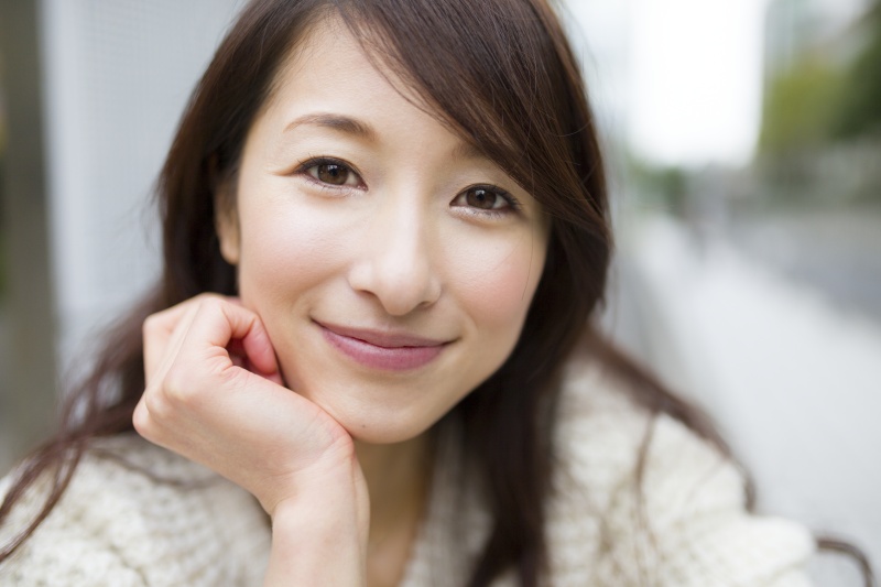 上の写真と同じく、開放F1.4で撮影した例。鏡は使っていないが、背景に1点透視図法の集中線のように道路を配置すると、奥行きの効果も相まって、表情が浮き立つ。