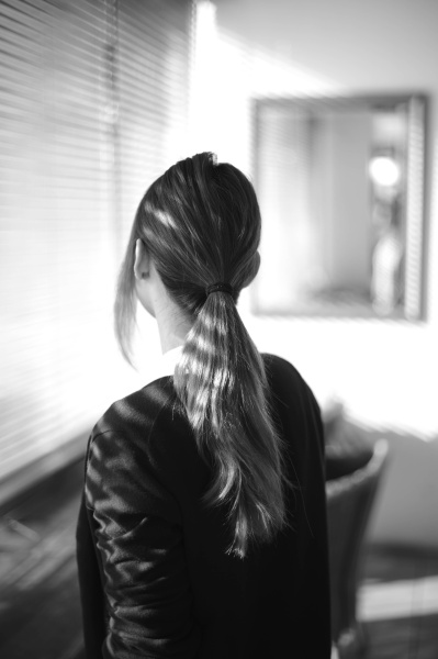 カフェで働く若い女性の長い髪。F1.4でぼかすことで、カフェの内装やブラインドがうるさくならず、髪と彼女の存在だけが浮き彫りになった。ブラインド越しに一瞬差し込んだ冬の優しい光を捉えた。ライカ M モノクローム / SUMMILUX-M f1.4/50mm ASPH. / F1.4 / 1/180秒 / ISO320 / WB：オート