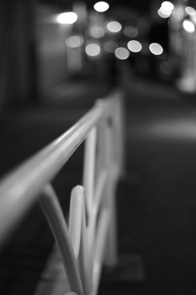 <strong class="">夜の光を表現するなら開放のF1.4が有利</strong><br class="">開放F値のF1.4で夜に撮影。遠景の街灯や家からの光がぼけた点光源となり、ドラマチックな雰囲気を作ってくれた。光の表現をするなら夜もオススメ