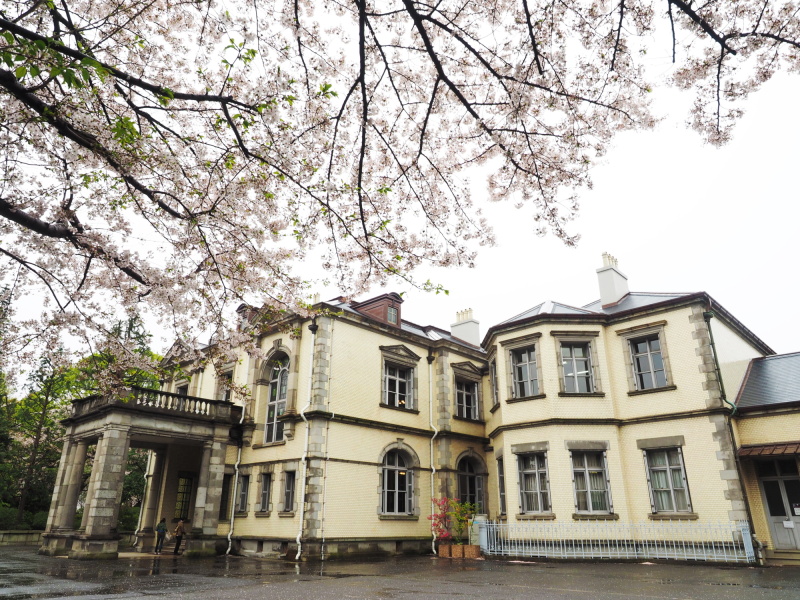 旧島津公爵邸（清泉女子大学本館）はレンガ造り、地上2階地下1階建て、建物約280坪の大邸宅。設計者は、鹿鳴館やニコライ堂を設計したジョサイア・コンドル。古典主義の規範に従ったルネッサンス様式を基調としています。