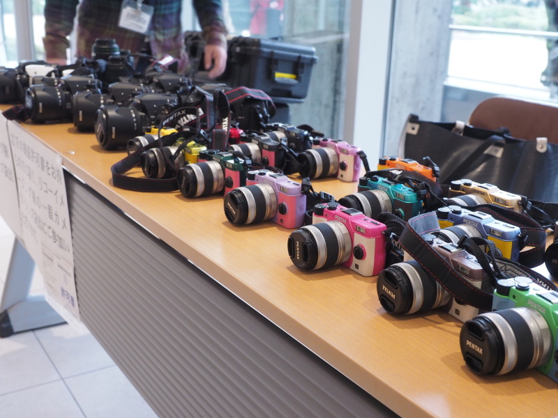 この日は雨が降っていたこともあり、防塵防滴のK-S2、K-3が人気。コンパクトユーザーや女性の方は豊富なカラーバリエーションのQ7を選ばれる方も多く見られました。