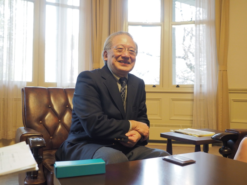 清泉女子大学 学長の杉山晃氏。「本校は2015年から2017年を竣工100年と位置づけ、地域の皆さまに見ていただくため一般公開をいたしております。今後も地域とともに発展し、イキイキとした大学を目指していきます。たくさんの方に来ていただけて嬉しく思います」