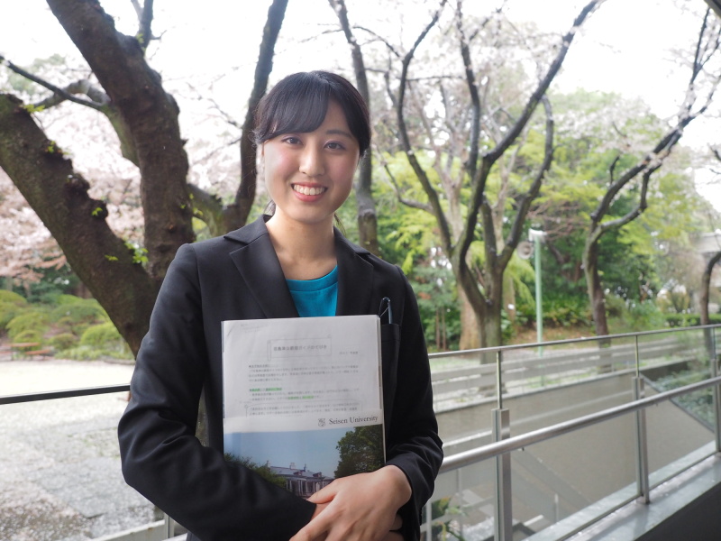 本館ガイドのボランティアを務める酒井玲奈さん。「昨年の9月から本館ガイドを始め、季節の移り変わりや参加者の方からの質問で新しい建物の魅力に気づかされます。多くの方に旧島津邸のよさを知っていただきたいのと同時に、清泉女子大学の魅力もお伝えできればと思います」