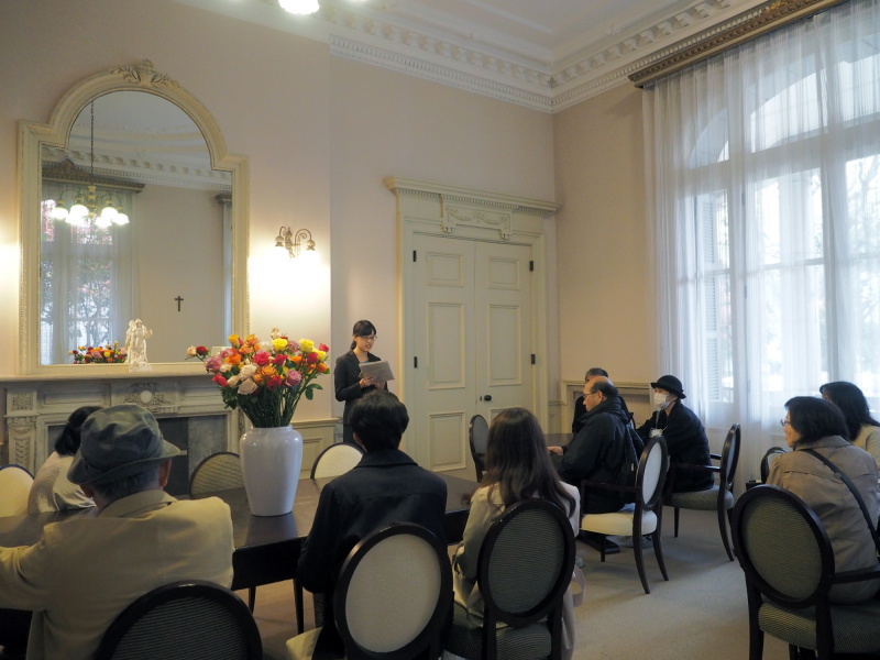 本館ガイドの見学ツアーは事前申込みの方対象に行われました。大応接間の「泉の間」には、竣工100年にちなんで100本のバラが飾られていました。