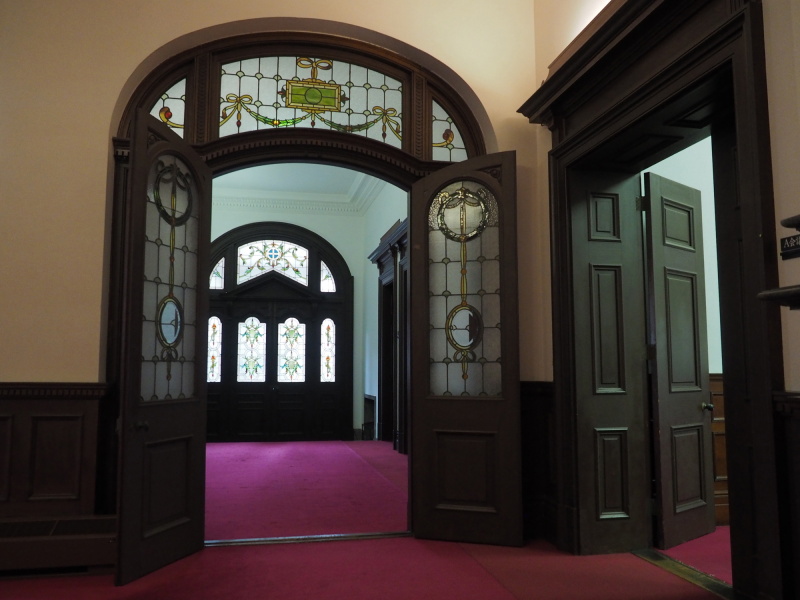 玄関室のステンドグラス。内部は、玄関室や階段ホールなど、たくさんの場所にステンドグラスが使われています。