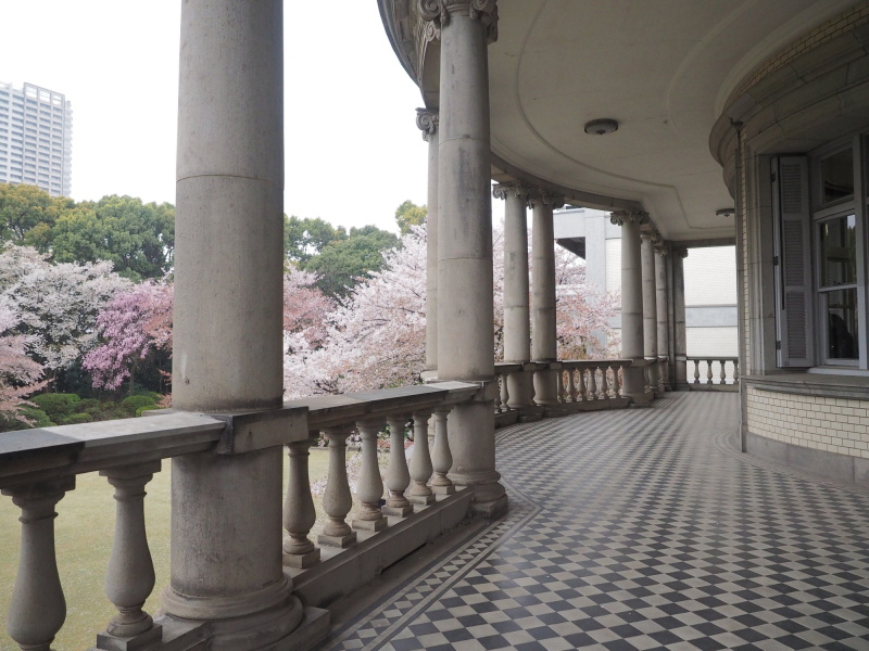 英国伝来のチェッカー柄をタイルが貼られた2階ベランダ。柱頭飾りはイオニア様式を採用しています。