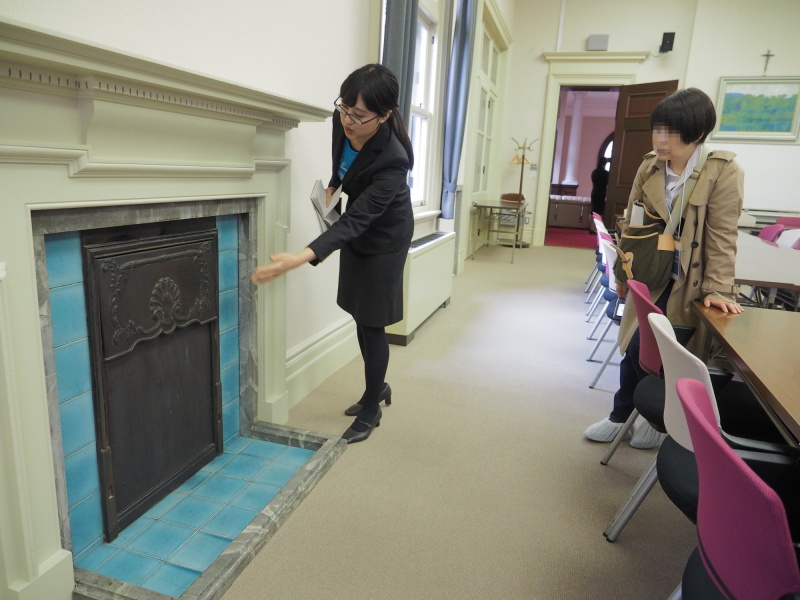 子ども部屋の暖炉。暖炉のタイルは部屋ごとに分けられ、薄緑や濃い緑のタイルの暖炉もありました。