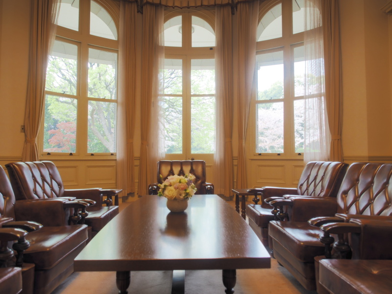 小応接間は現在も応接室として使用されています。席に座ると、ベランダの柱と窓枠が重なって庭の景色が眺められるように計算されているそうです。